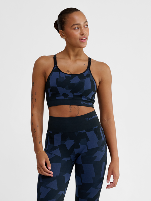 hmlCOMBINE SEAMLESS PADDED BRA, BLUE INDIGO MELANGE, model
