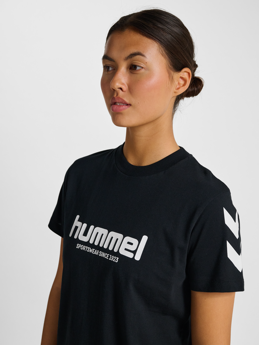 hmlLEGACY 2.0 W T-SHIRT S/S, BLACK, model