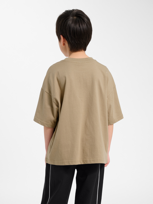 hmlJR SILLY S/S BOXY T-SHIRT SOLID, SILVER MINK, model