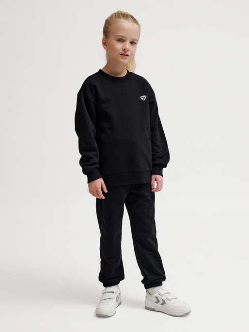 hmlJR LOOSE CREWNECK BEE, BLACK, model