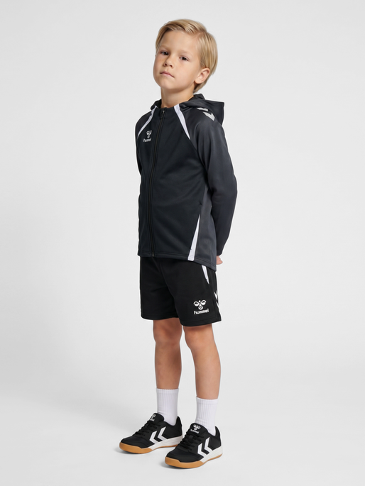 hmlLEAD 2.0 TRAINING SHORTS KIDS, BLACK, model