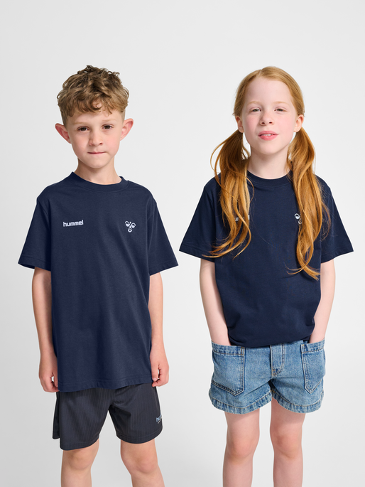 hmlJR GRAPHIC T-SHIRT S/S, DRESS BLUES, model