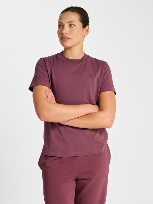 hmlPULSE W T-SHIRT, NOCTURNE, model