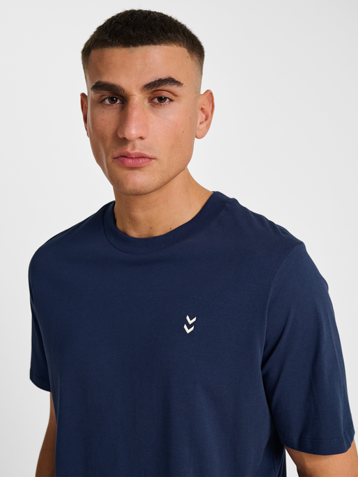 hmlPULSE T-SHIRT, DRESS BLUES, model