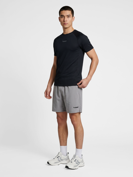 hmlHYBRID SHORTS, SHARKSKIN, model