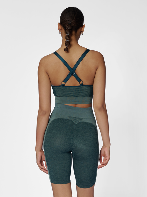 hmlCLEA SEAMLESS  SPORTS TOP, GREEN GABLES/GARDEN TOPIARY ME, model