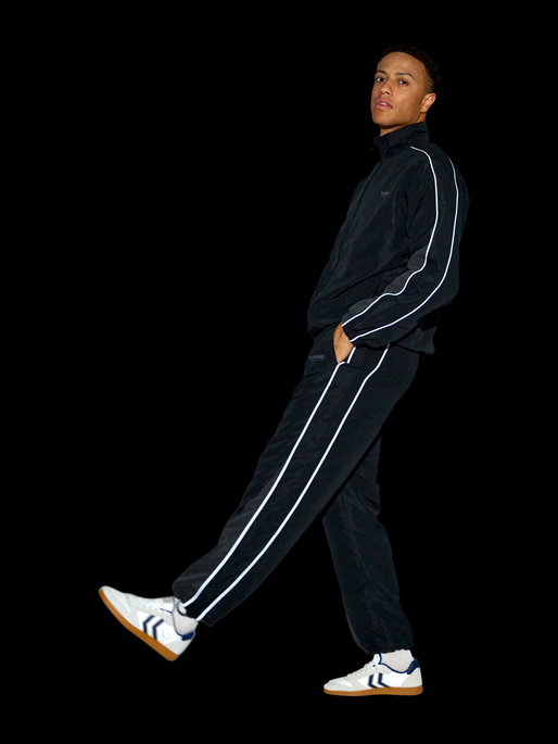 hmlLOOSE TRACK JACKET TOPSCORER, BLACK/EBONY, model