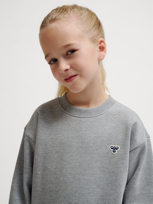hmlJR LOOSE CREWNECK BEE, GREY MELANGE, model