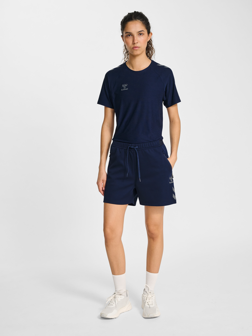 hmlCIMA 2.0 SHORTS WOMAN, MARINE, model