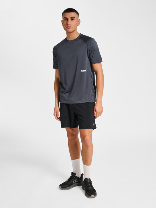 hmlPULSE WORKOUT T-SHIRT S/S, EBONY, model