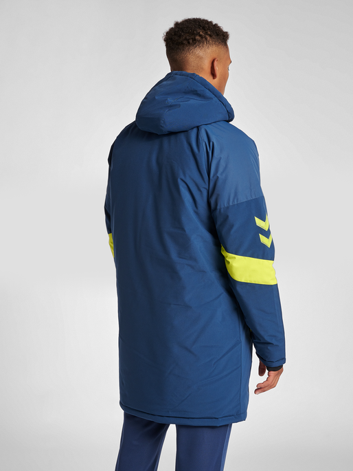 hmlLEAD BENCH JACKET, DARK DENIM, model