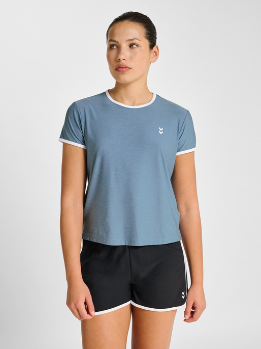 hmlPULSE CIMA T-SHIRT S/S, FADED DENIM, model