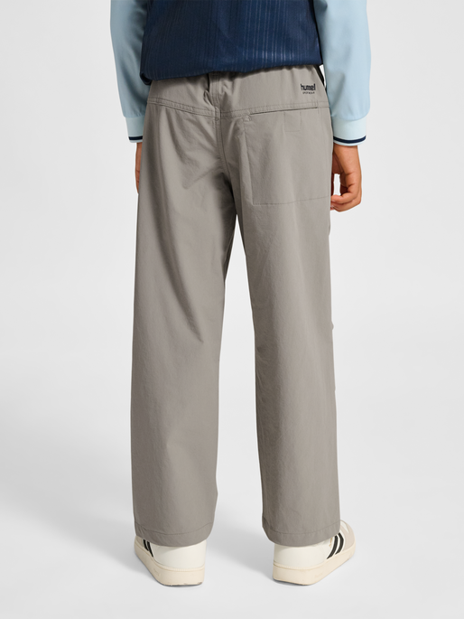 hmlJR HERAM PANTS, ROCK RIDGE, model