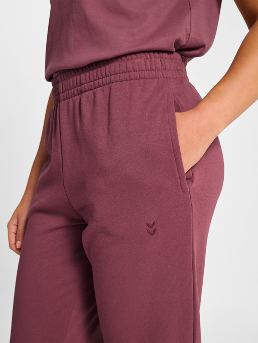 hmlPULSE W SWEAT PANTS, NOCTURNE, model