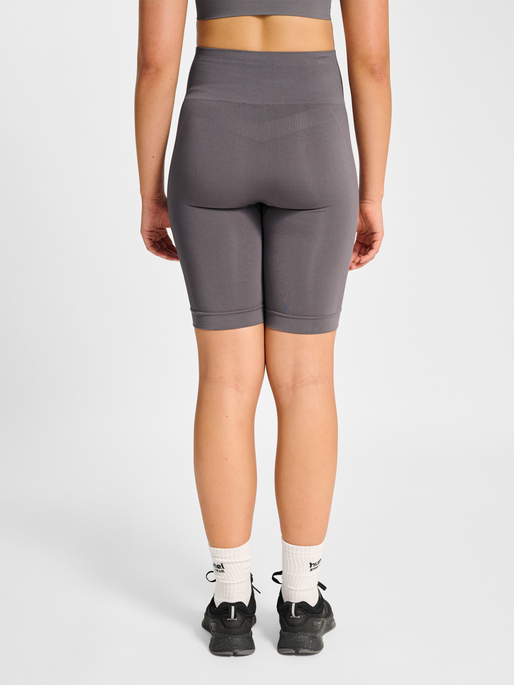 hmlTIF SEAMLESS CYLING SHORTS, SHARK, model