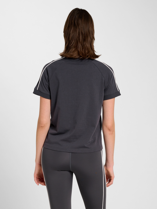 hmlPULSE PIPING W T-SHIRT S/S, EBONY, model