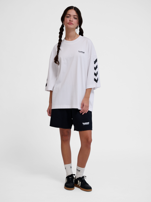 hmlOVERSIZED WILLY T-SHIRT SW, WHITE, model