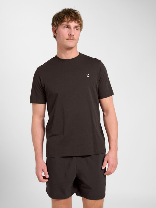 hmlPULSE T-SHIRT, AFTER DARK, model