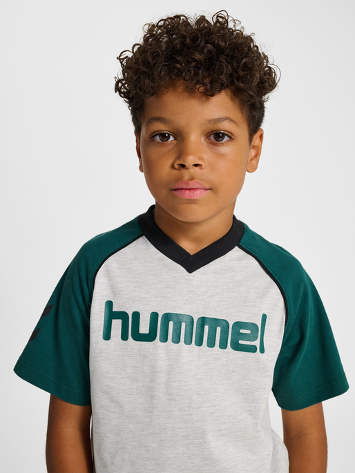 hmlJR REG V-NECK T-SHIRT SS, LIGHT GREY MELANGE, model