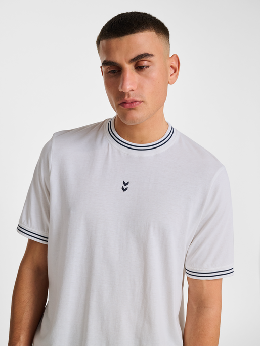 hmlPULSE RETRO T-SHIRT S/S, WHITE, model