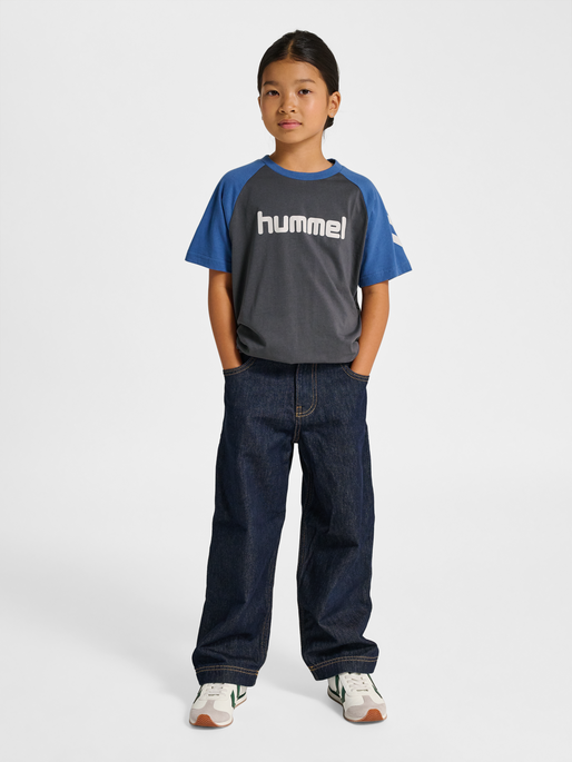 hmlJR LOGO T-SHIRT S/S, EBONY, model