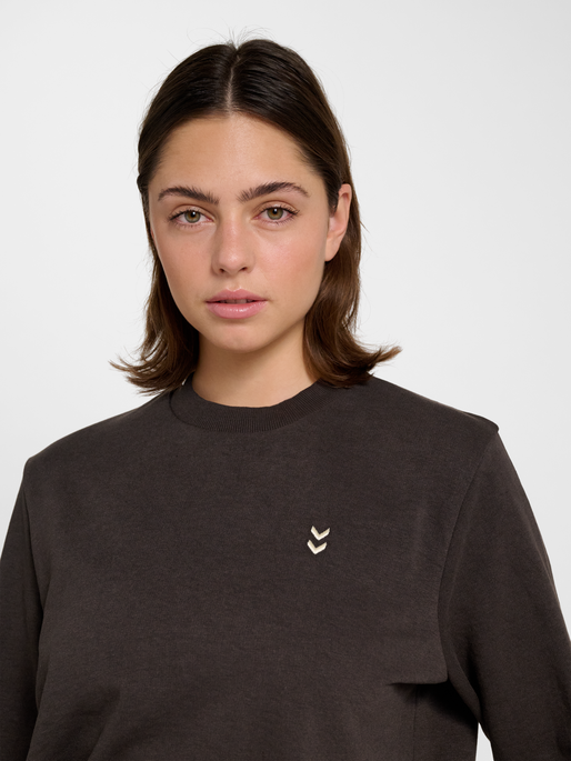 hmlPULSE W SWEAT CREWNECK, AFTER DARK, model