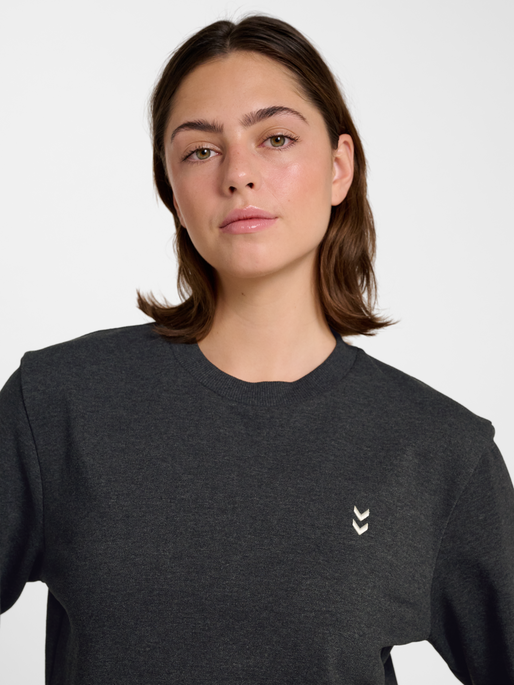 hmlPULSE W SWEAT CREWNECK, DARK GREY MELANGE, model