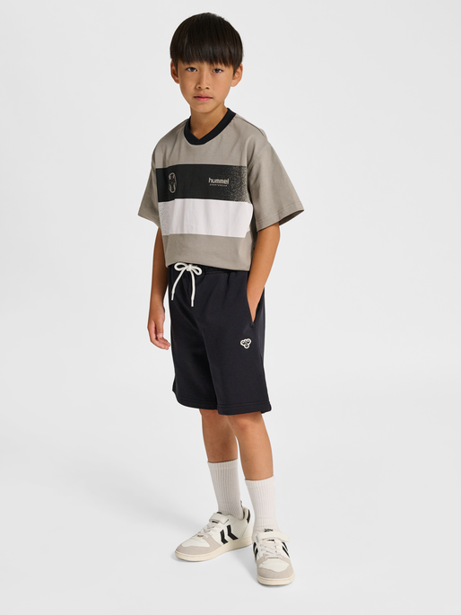 hmlJR LOOSE SWEAT SHORTS BEE, BLACK, model
