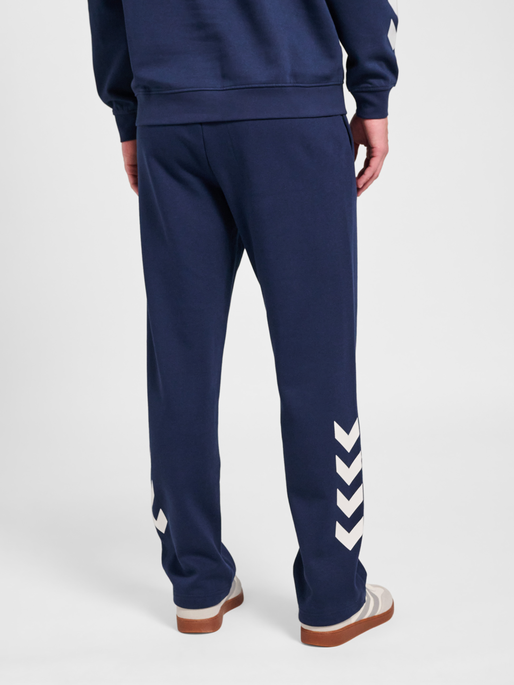 hmlSW CHEVRON ATHLETIC SWEAT PANTS, DRESS BLUES, model