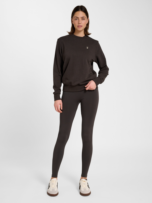 hmlPULSE W SWEAT CREWNECK, AFTER DARK, model