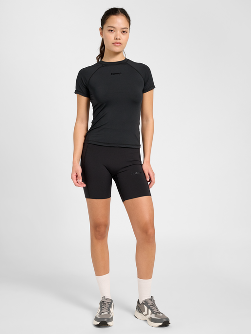 hmlPRIMA W T-SHIRT S/S, BLACK, model