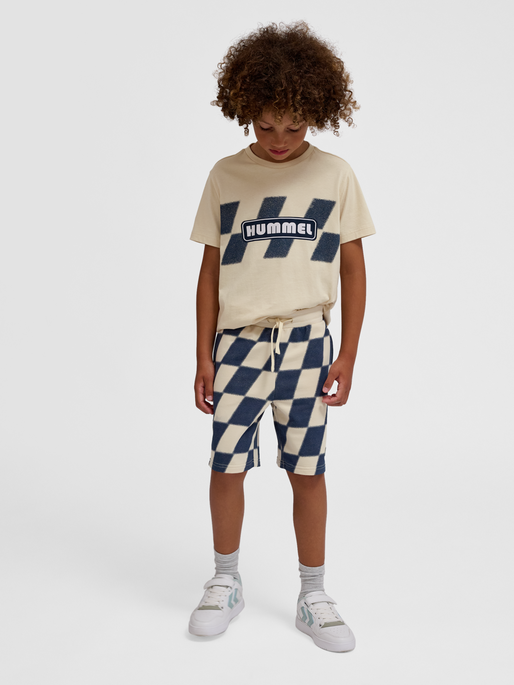 hmlPETS SHORTS, WOOD ASH, model