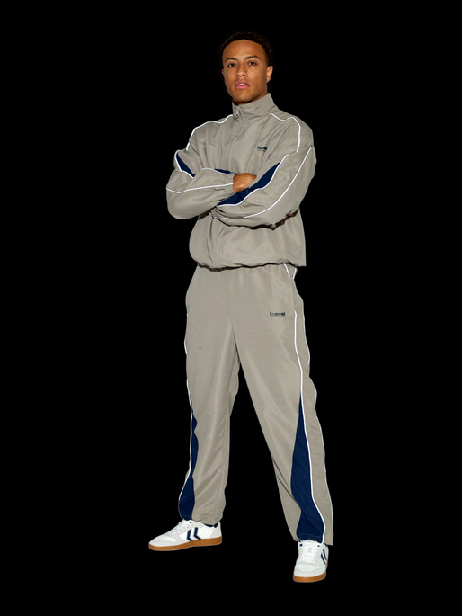 hmlLOOSE TRACK JACKET TOPSCORER, ROCK RIDGE/DRESS BLUES, model