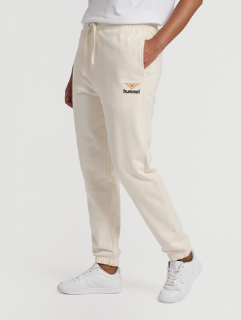 hmlHIVE WADE SWEATPANTS, UNDYED, model