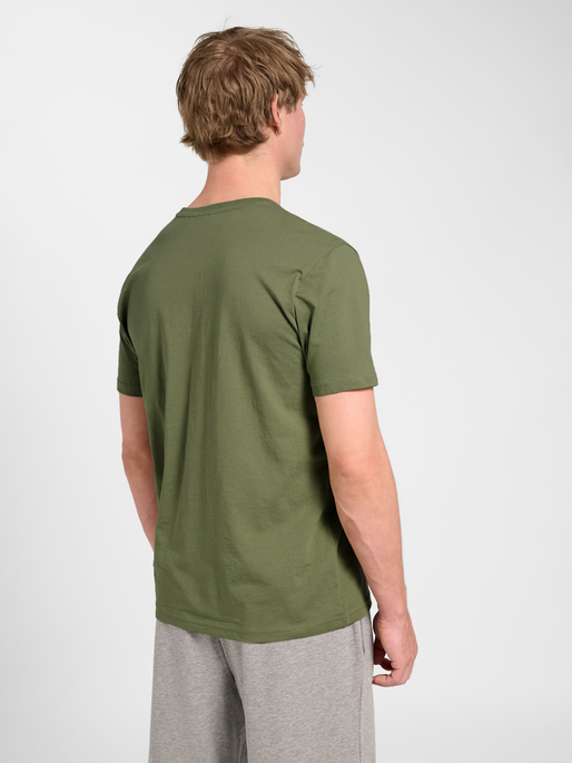 hmlPULSE GRAPHIC T-SHIRT S/S, WHITE/GREEN, model