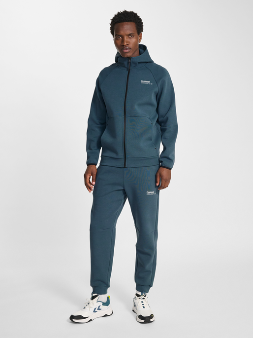 hmlTECH FLEECE REGULAR ZIP HOODIE, STARGAZER, model