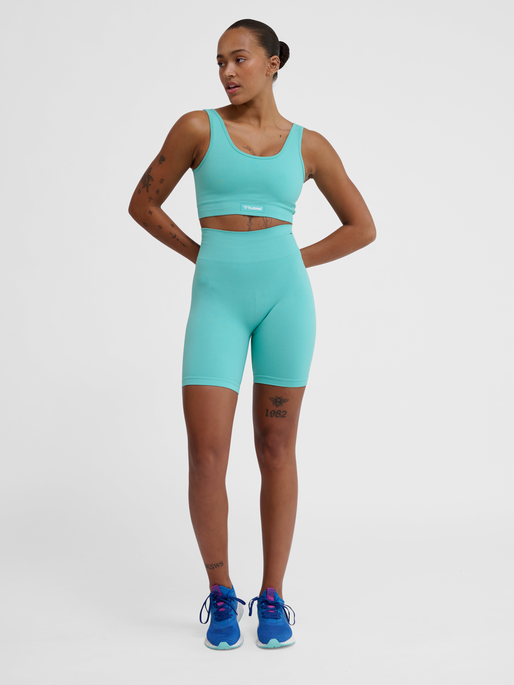 hmlALIVE SEAMLESS BRA, POOL BLUE, model