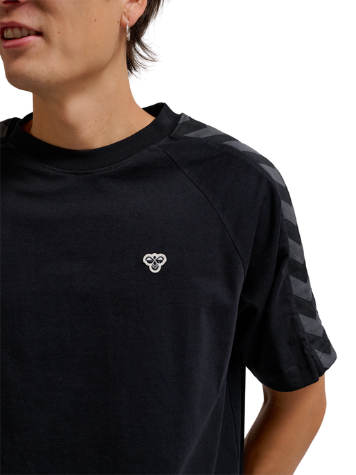 hmlARCHIVE LOOSE T-SHIRT S/S, BLACK, model