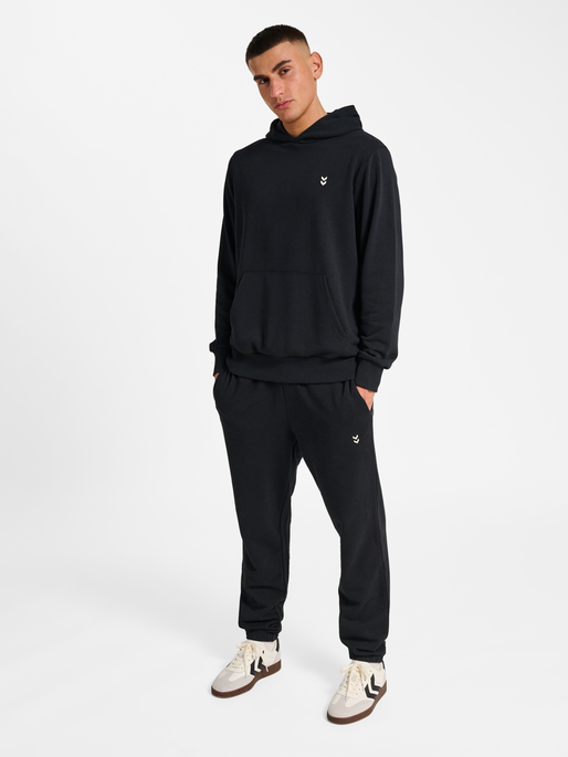 hmlPULSE SWEAT HOODIE, BLACK, model