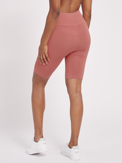 hmlTIF SEAMLESS CYLING SHORTS, WITHERED ROSE, model