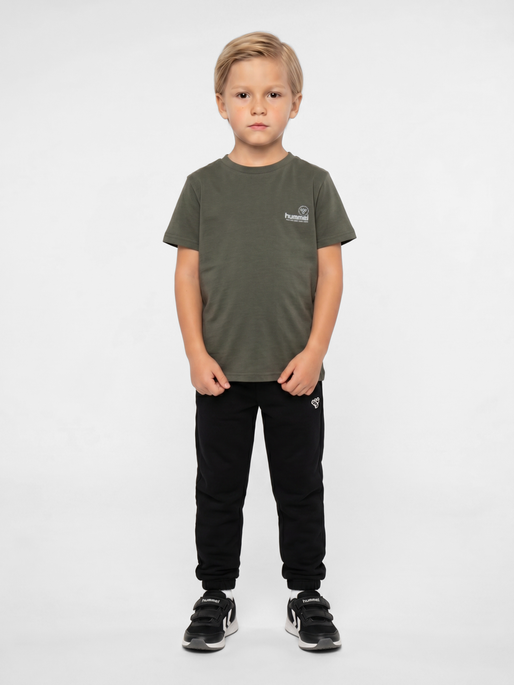 hmlJR REG GRAPHIC T-SHIRT S/S, CASTOR GRAY, model