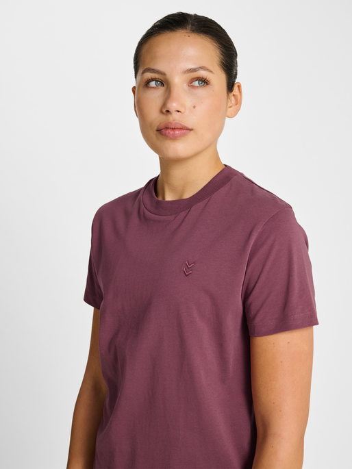 hmlPULSE W T-SHIRT, NOCTURNE, model