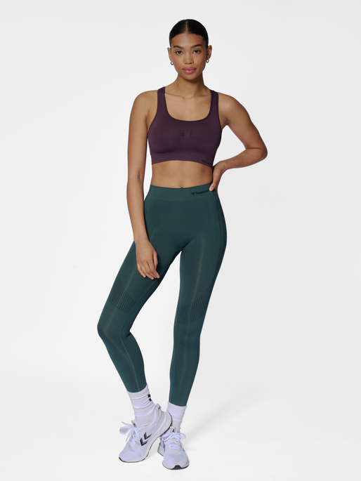 hmlMT SHAPING SEAMLESS SPORTS TOP, PLUM PERFECT, model