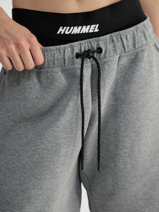 hmlTECH FLEECE SHORTS, GREY MELANGE, model