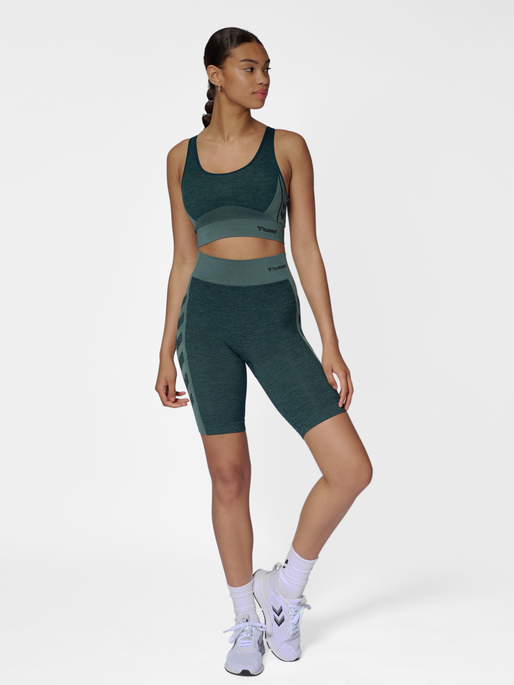 hmlCLEA SEAMLESS CYCLING SHORTS, GREEN GABLES/GARDEN TOPIARY ME, model