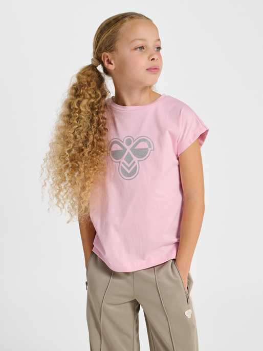 hmlJR REG T-SHIRT S/L BIG BEE, ROSEATE SPOONBILL, model