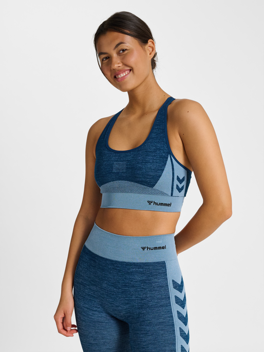 hmlCLEA SEAMLESS  SPORTS TOP, NAVY PEONY/FADED DENIM, model