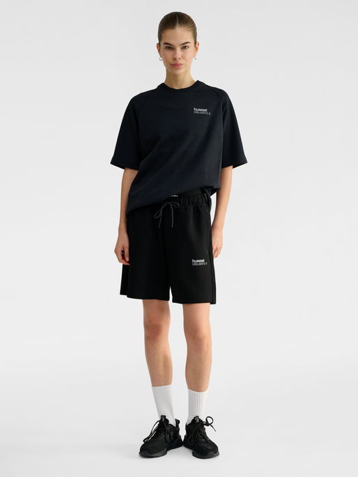 hmlTECH LOOSE T-SHIRT, BLACK, model