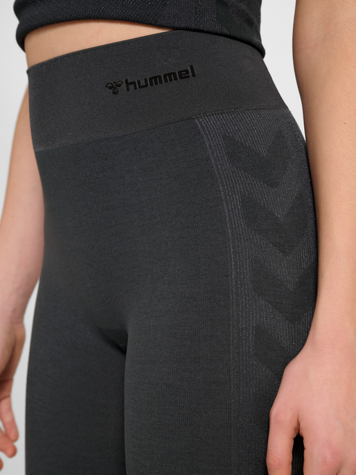 hmlCLEA SEAMLESS MID WAIST TIGHTS, EBONY, model