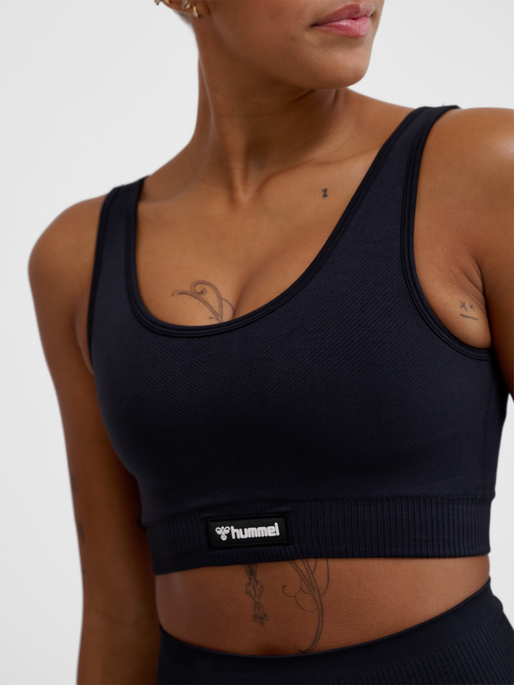 hmlALIVE SEAMLESS BRA, BLACK, model